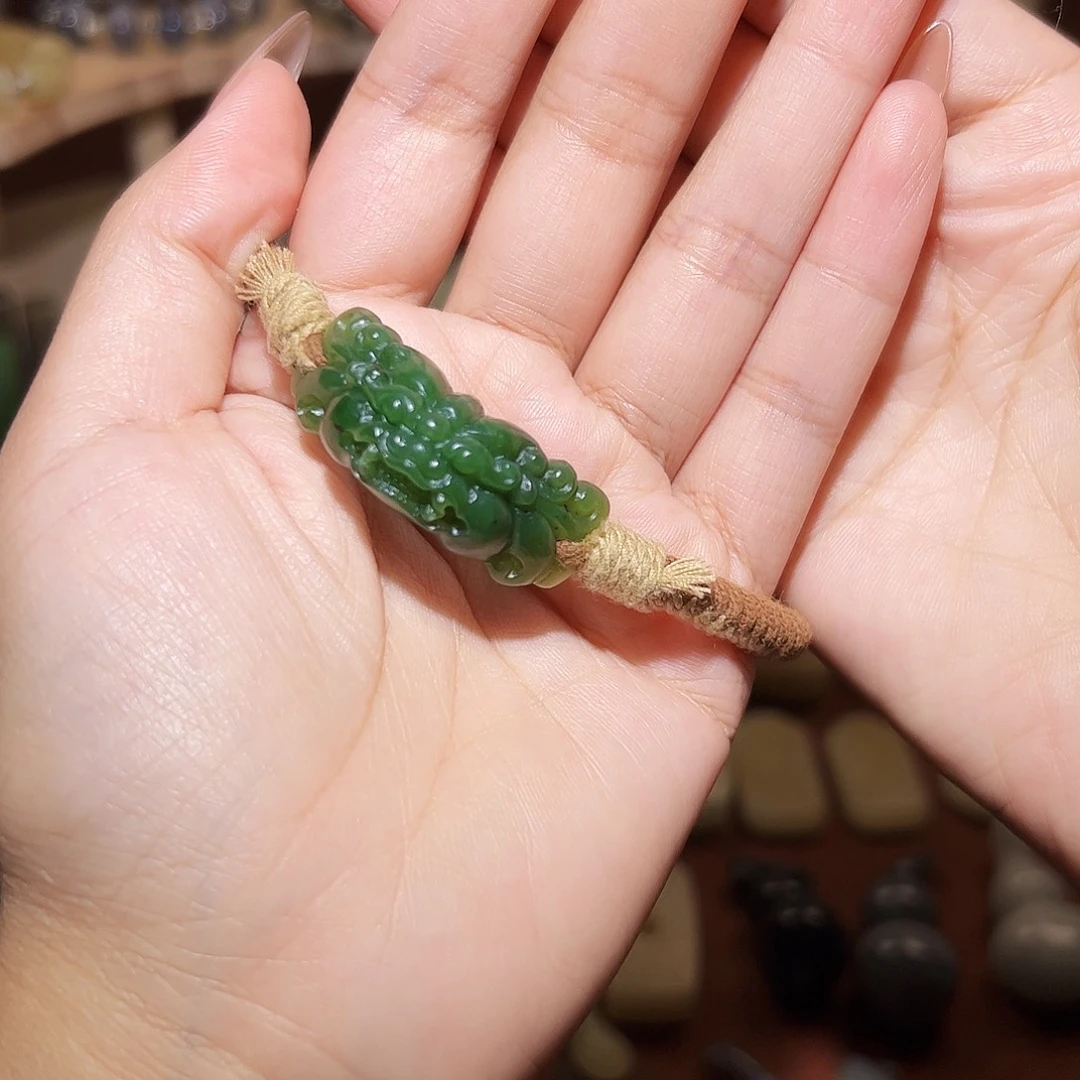 晓***月和田玉未镶嵌颈饰