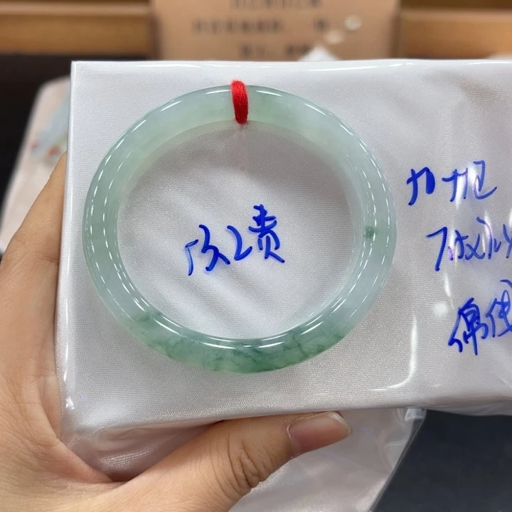 翡翠手镯未镶嵌翡翠