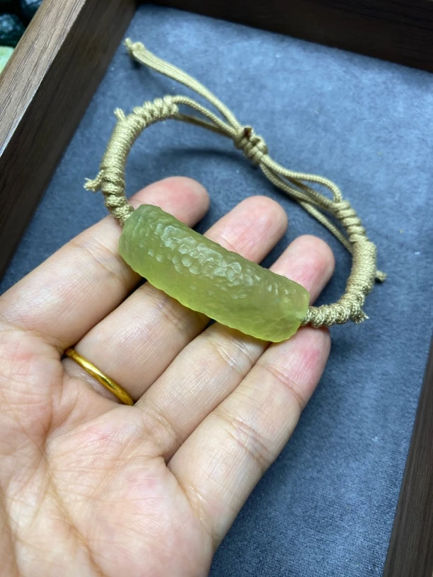 纯天然岫玉纯手工锤纹雕刻手牌