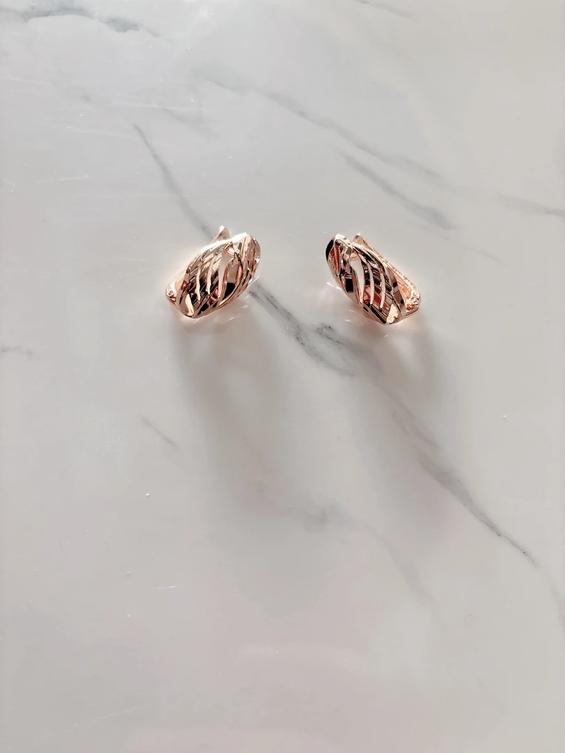 铜合金仿珍珠耳饰 0105 蛹形镂空车花玫瑰金色新款耳环轻奢耳扣