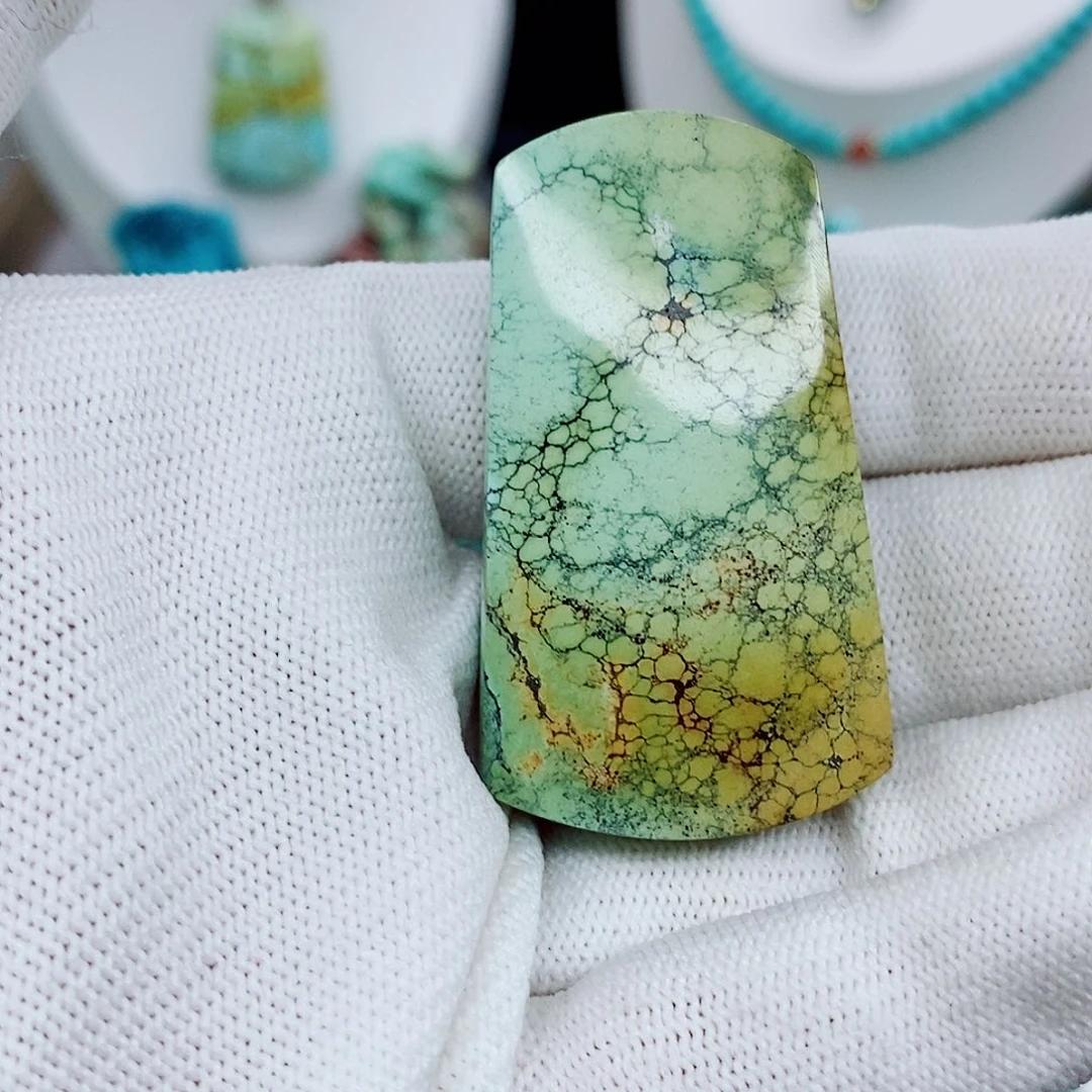 绿松石未镶嵌颈饰