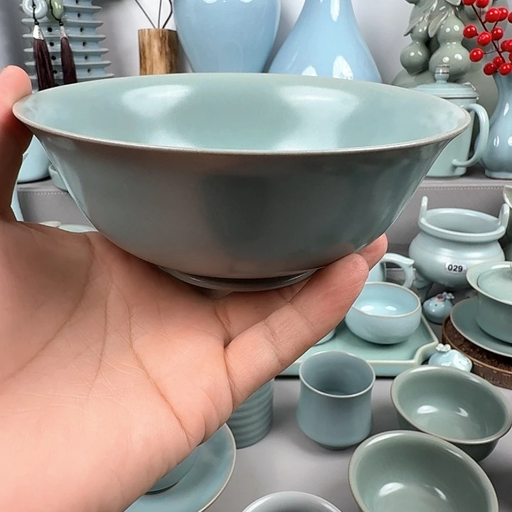 仿古釉的中号汝瓷碗