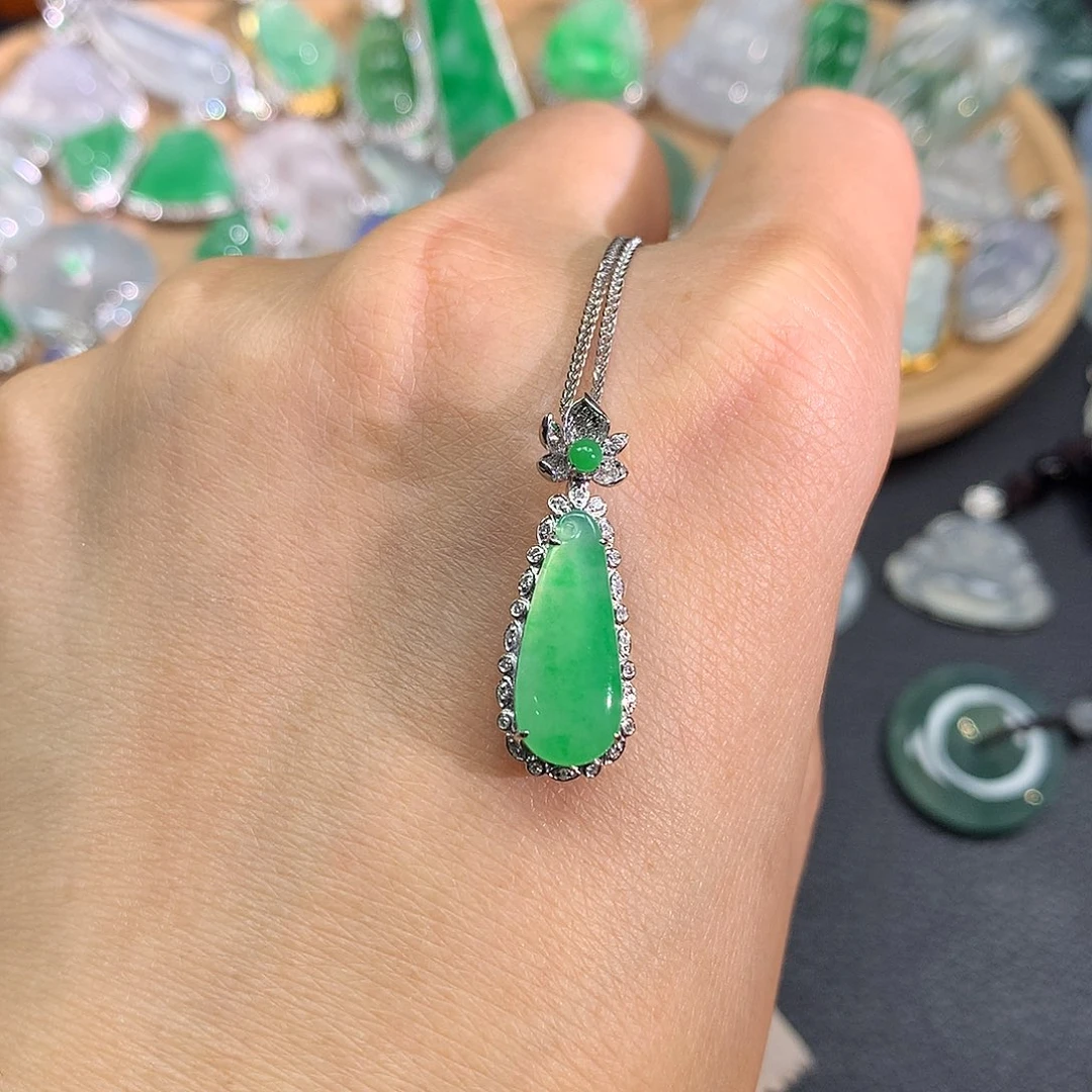 翡翠18K金镶嵌颈饰翡翠