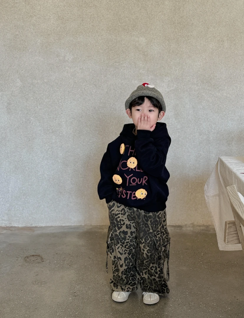 小思家2025年男女童早秋新款黑色套头笑脸卫衣豹纹工装裤套装