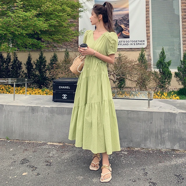 法式牛油果绿显瘦连衣裙女夏季2024新款高级感V领泡泡袖甜美长裙