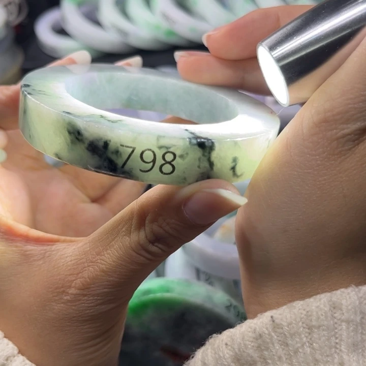 定制翡翠未镶嵌翡翠手镯