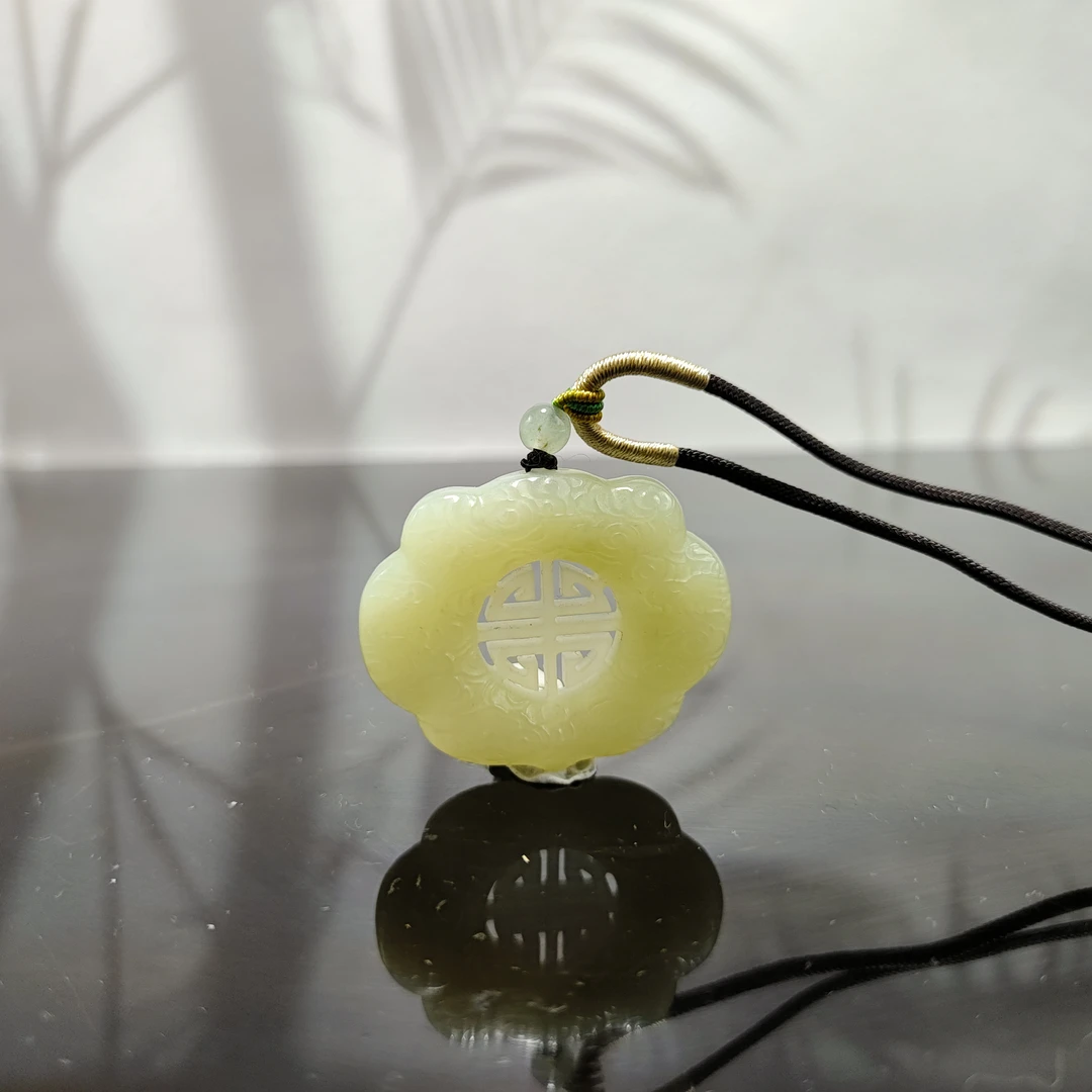 T和田玉云纹平安锁吊坠0856