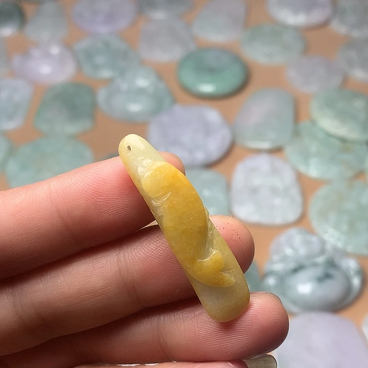 翡翠未镶嵌颈饰鱼