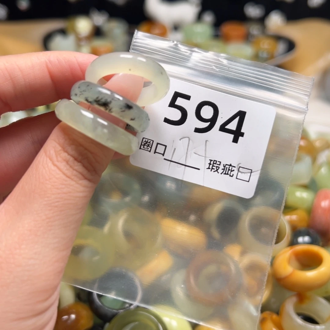 给***包蛇纹石玉未镶嵌戒指