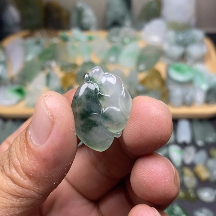 翡翠未镶嵌颈饰兔子