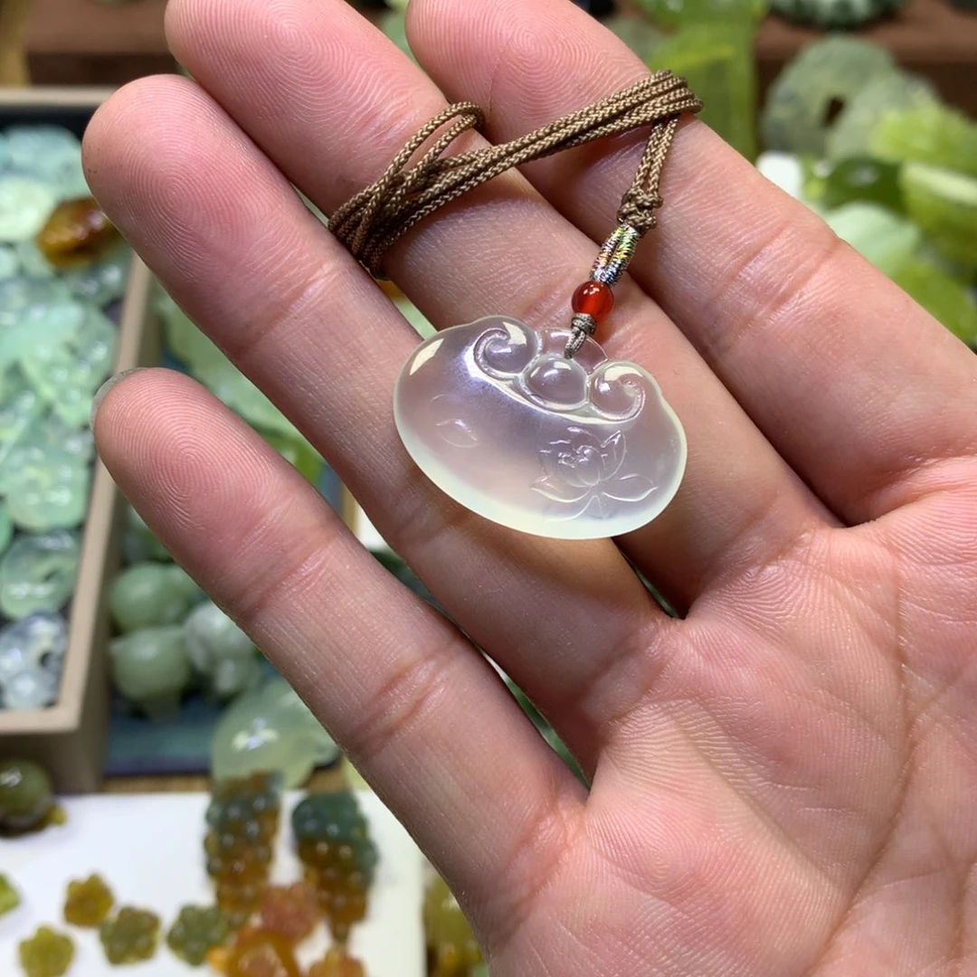 岫玉颈饰未镶嵌莲花锁