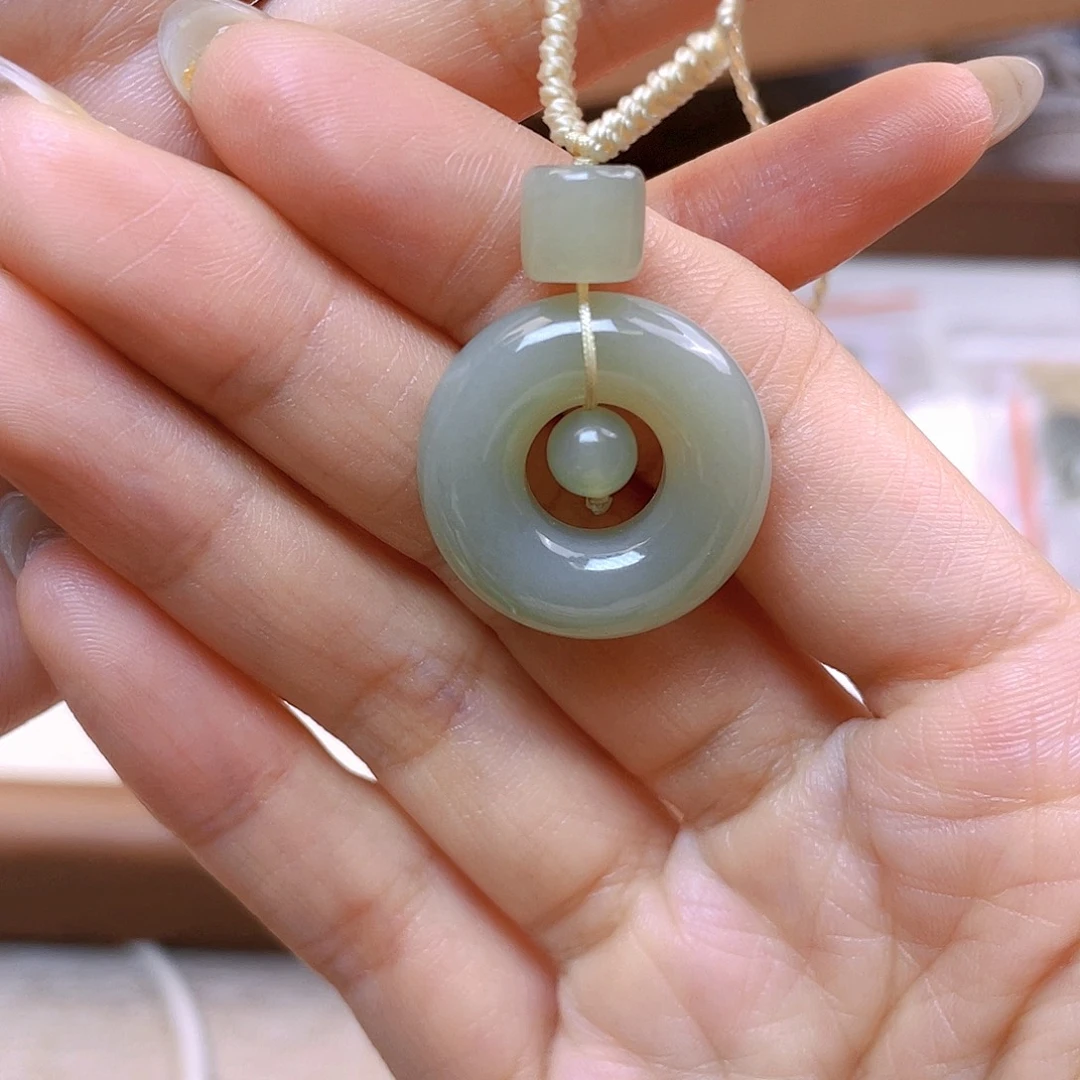 和田玉未镶嵌吊坠(赠链)