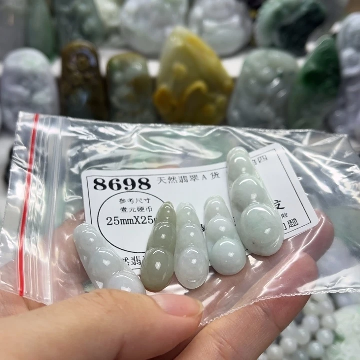 翡翠未镶嵌颈饰8698