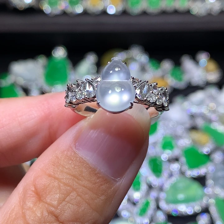 翡翠戒指18K金镶嵌玻璃葫芦