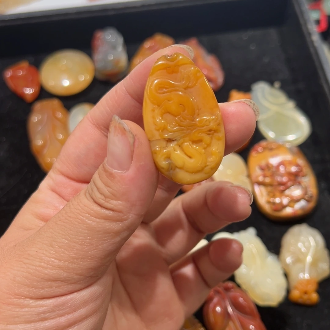 石英质玉（非洲翠）未镶嵌颈饰