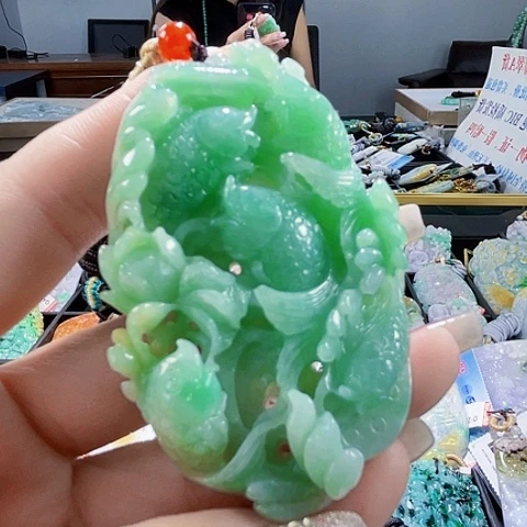 翡翠未镶嵌颈饰一个