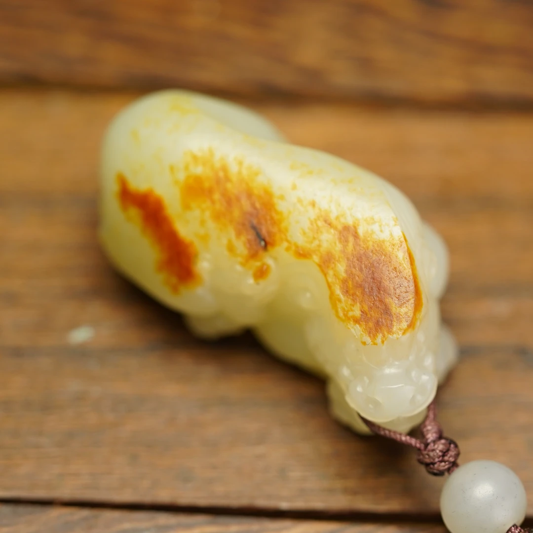 新疆和田羊脂白玉枣红皮貔貅 苏工精雕时尚精致手把件