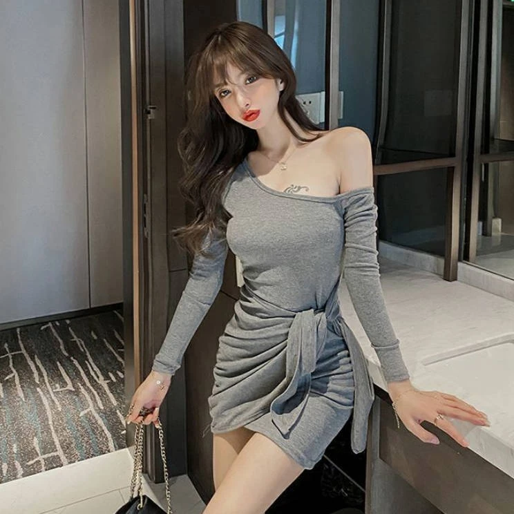 针织小个子长袖设计感修身包臀打底裙显瘦性感收腰露肩辣妹时尚