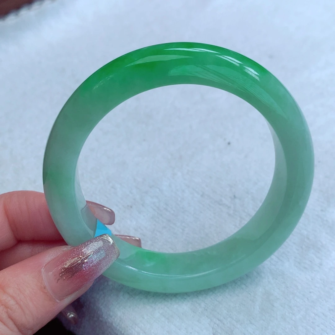 翡翠手镯未镶嵌翡翠