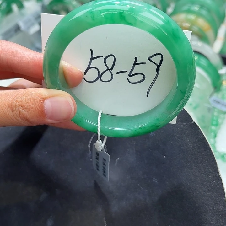未镶嵌手镯石英质玉（非洲翠）