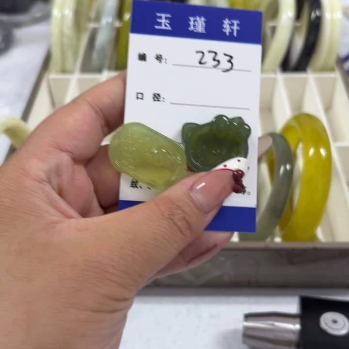 周***起蛇纹石玉未镶嵌手镯