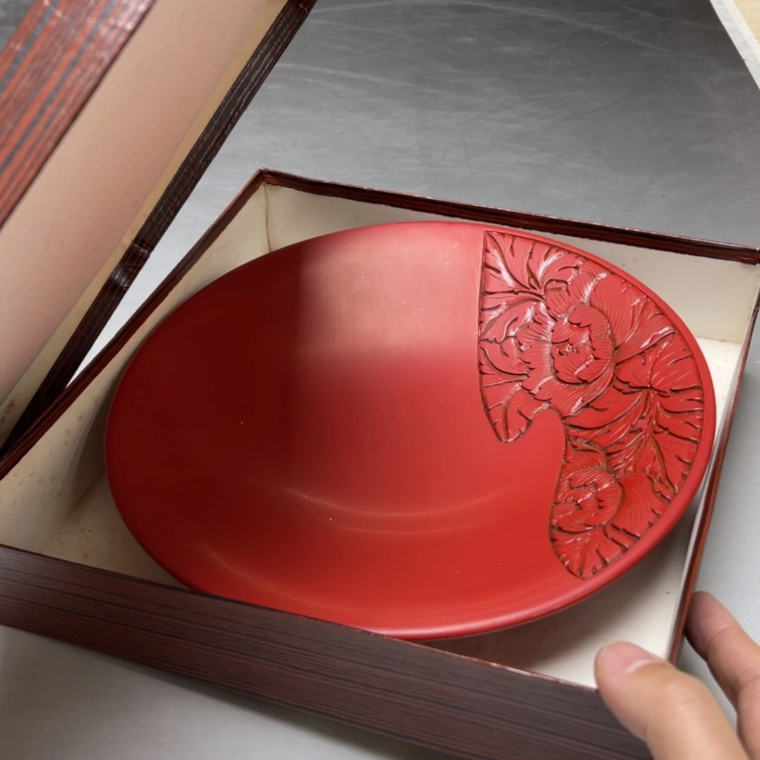 瓷片B****k密密麻麻地排列着