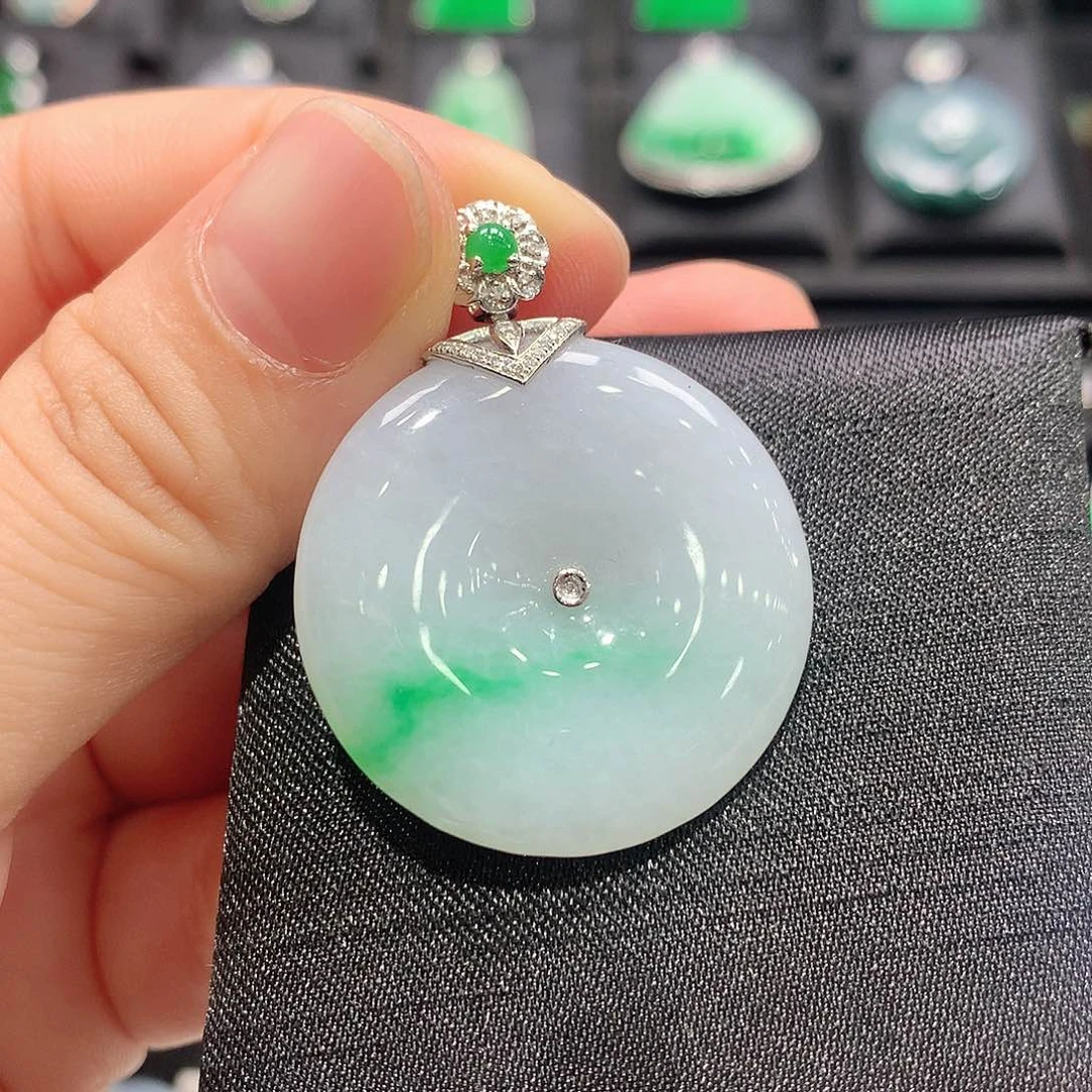 翡翠18K金镶嵌颈饰平安扣