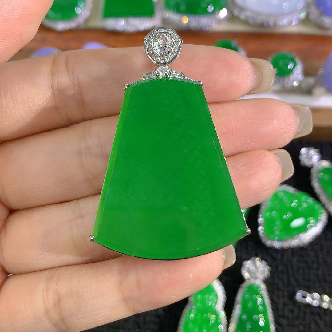 翡翠18K金镶嵌颈饰无事牌