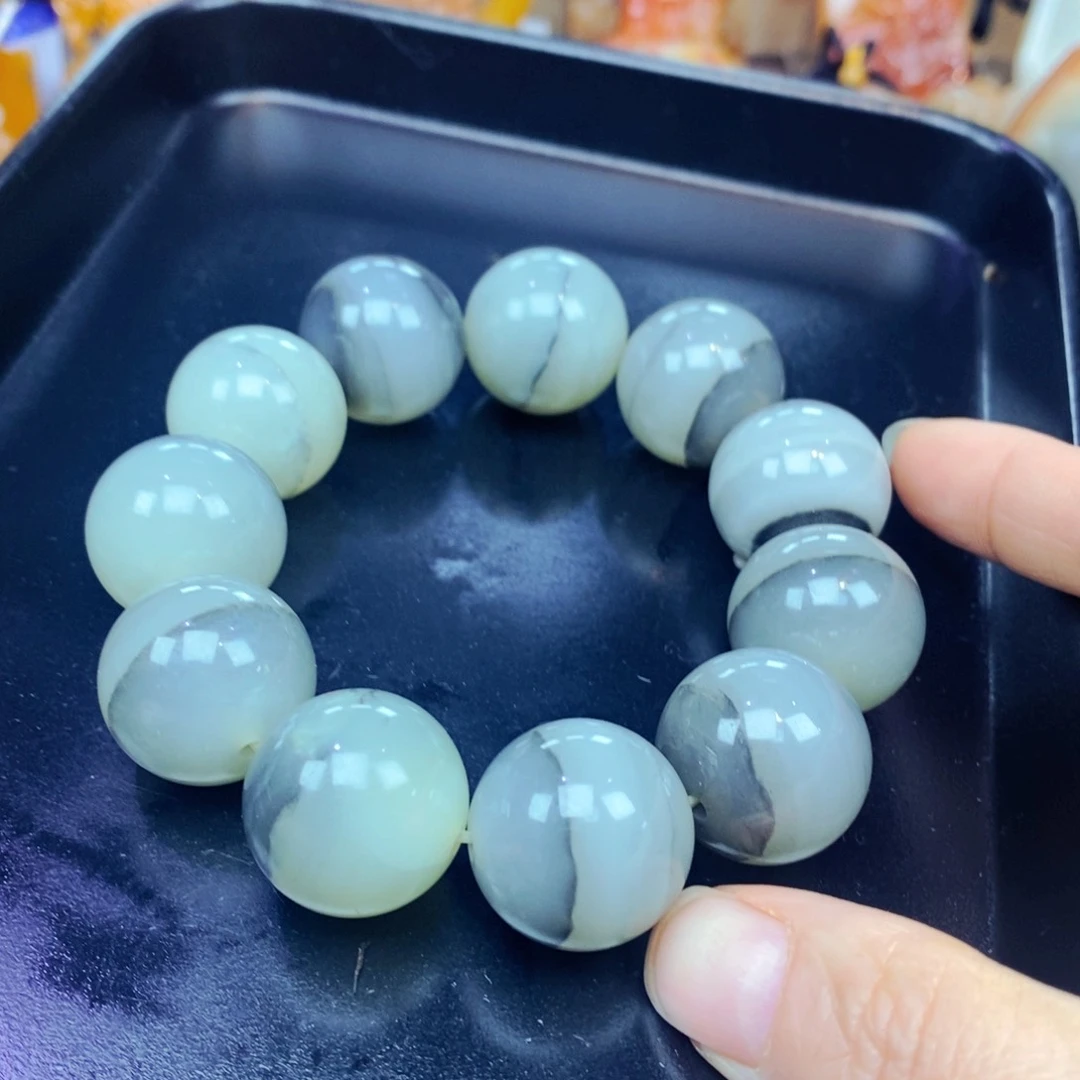未镶嵌石英质玉（黄龙玉）颈饰