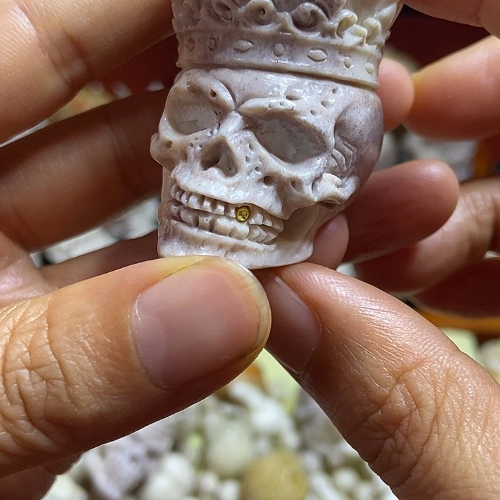 张**泼配饰鹿角雕刻一个出