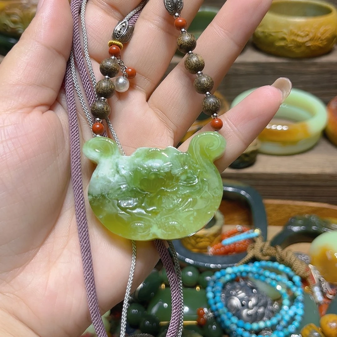 蛇纹石玉未镶嵌颈饰