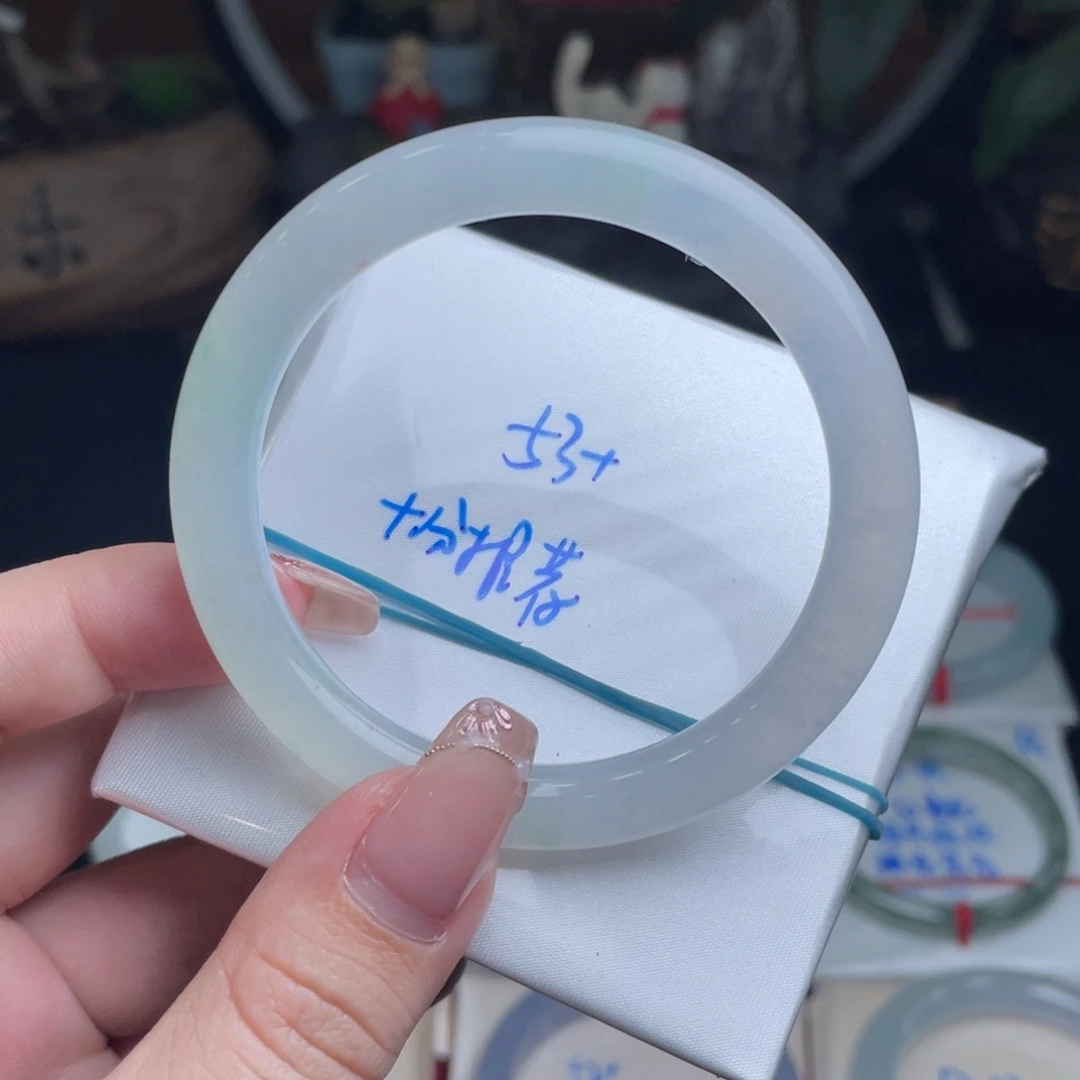 翡翠手镯未镶嵌翡翠手镯