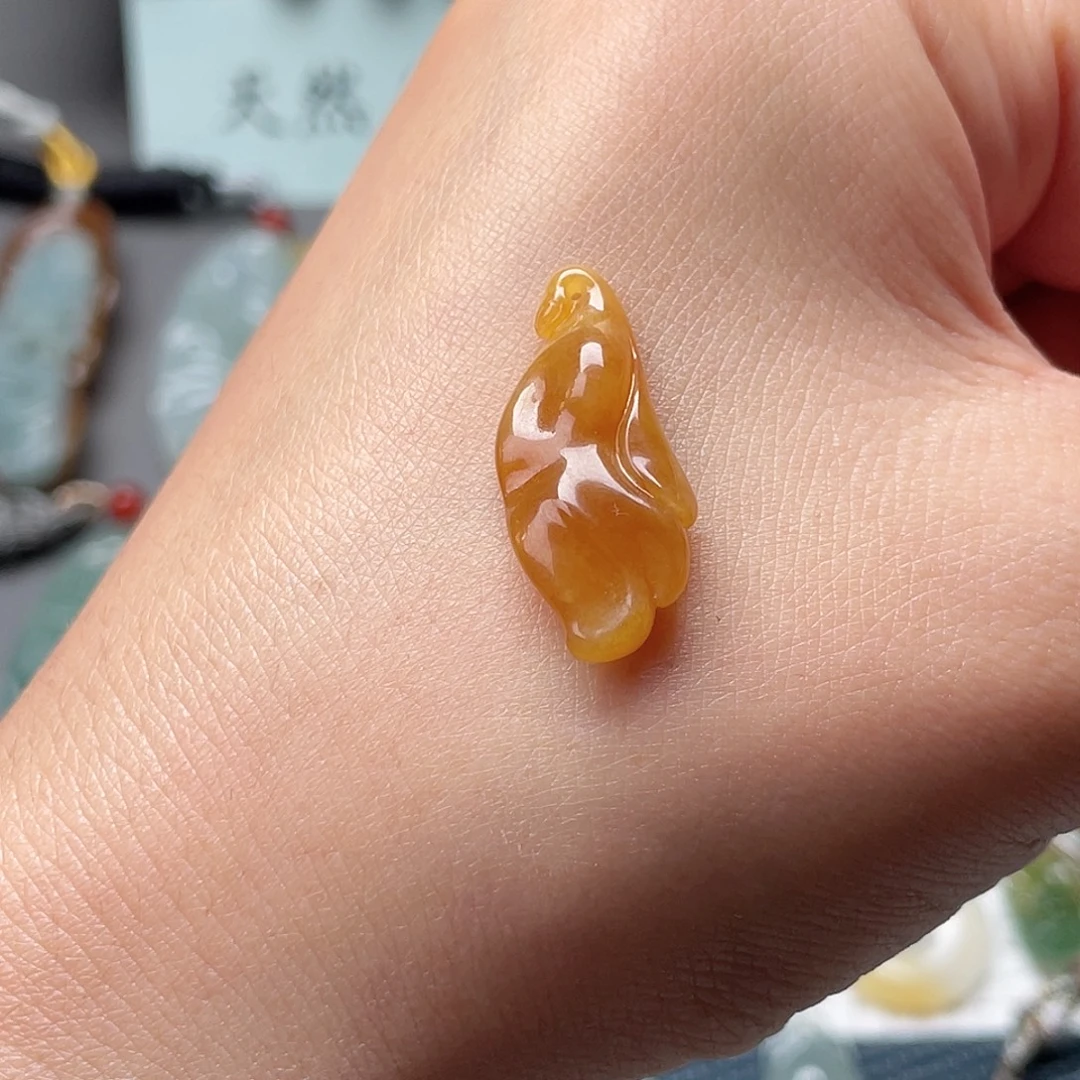 翡翠未镶嵌颈饰玉兰花