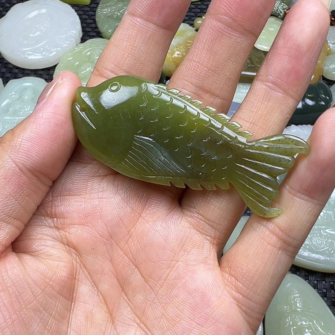 和田玉未镶嵌颈饰微瑕漏，不退不换，卡60