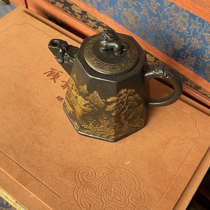 茶壶紫砂原矿泥料手工制作的一把紫砂壶。