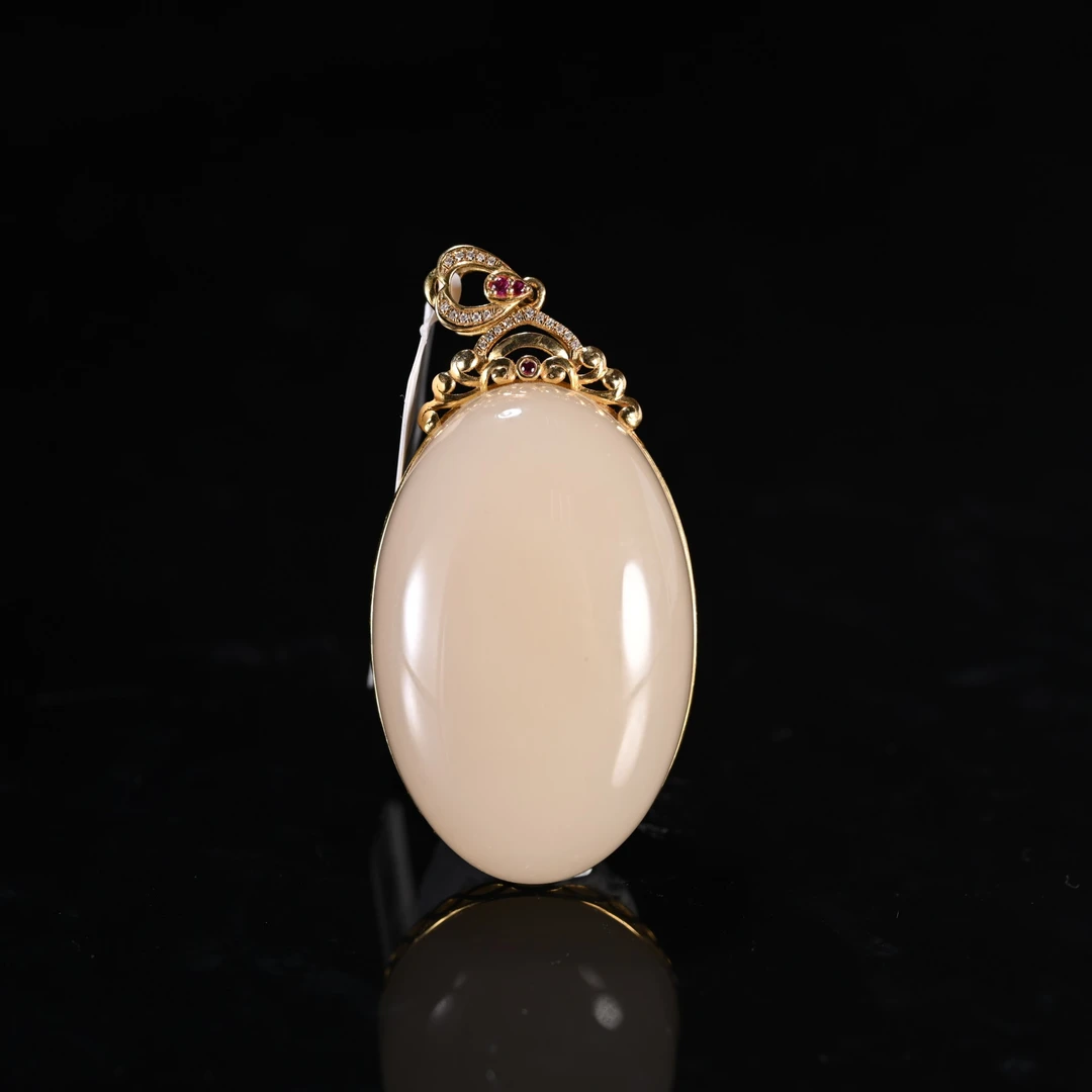 Lot8812 25YU103541 和田玉藕粉蛋面挂件/匡时