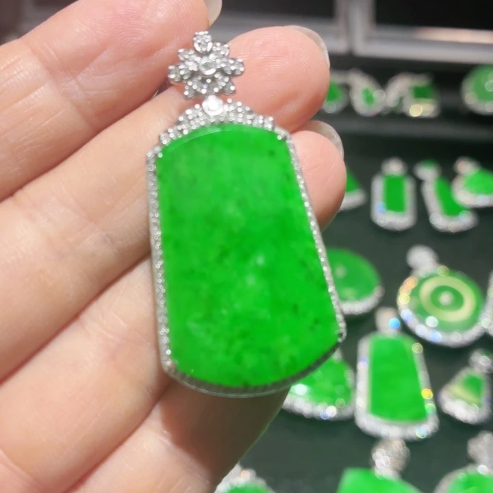 翡翠18K金镶嵌颈饰翡翠