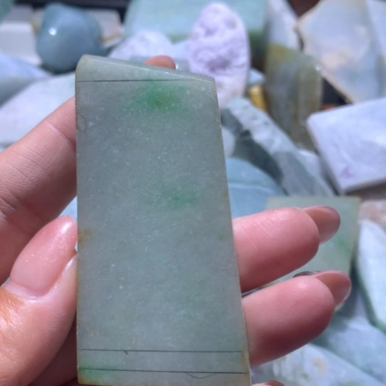 海***色翡翠未镶嵌颈饰翡翠