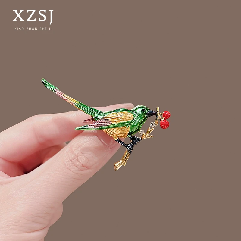 铜合金珐琅胸针 新款彩绘小鸟摘果别针新中式国风胸花女大衣配饰
