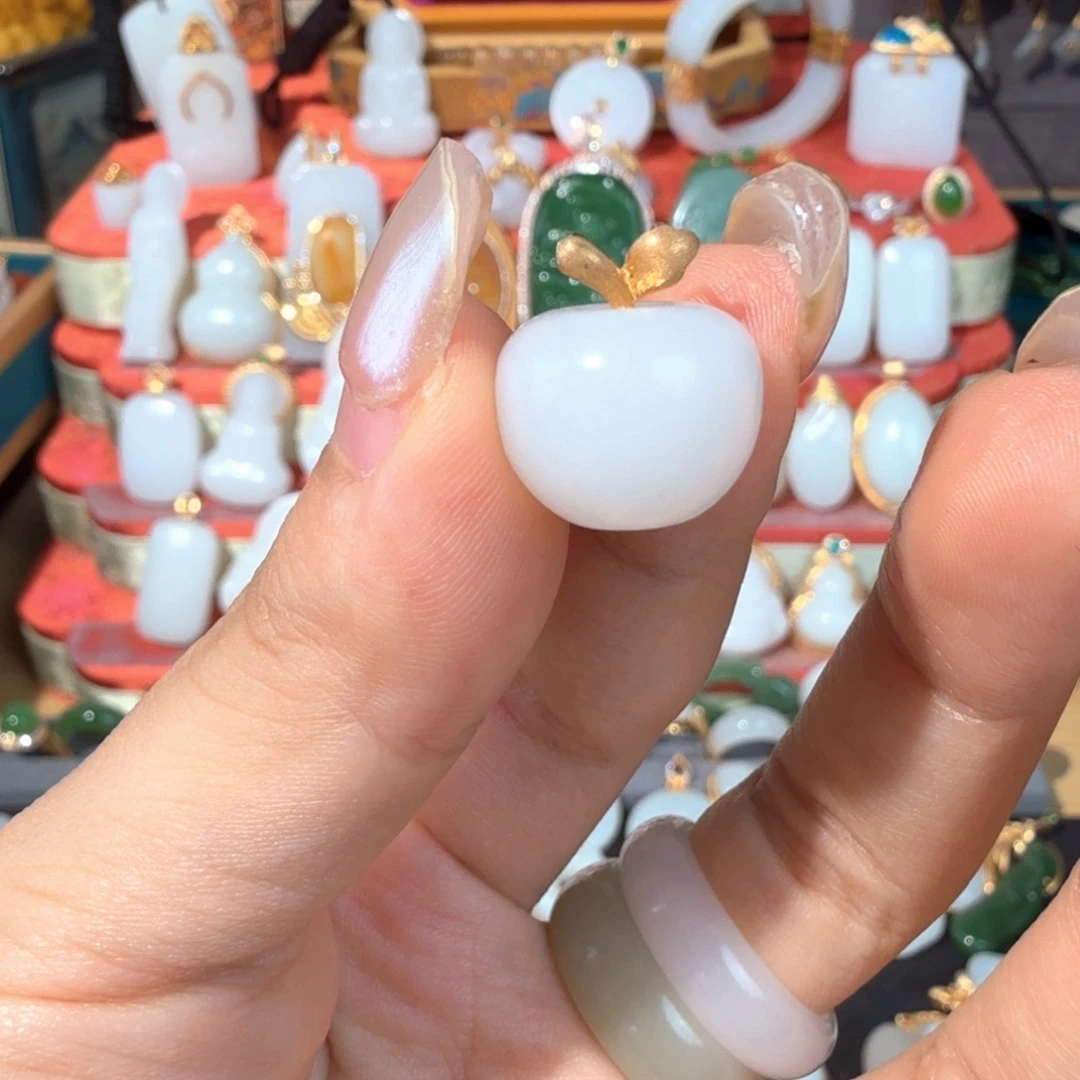 颈饰18K金镶嵌和田玉