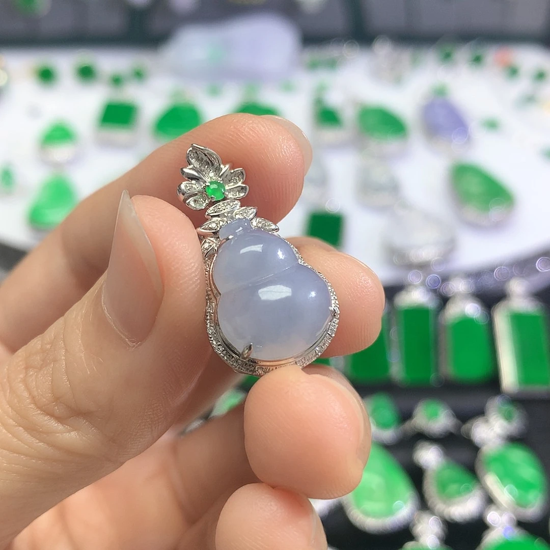 颈饰18K金镶嵌翡翠吊坠