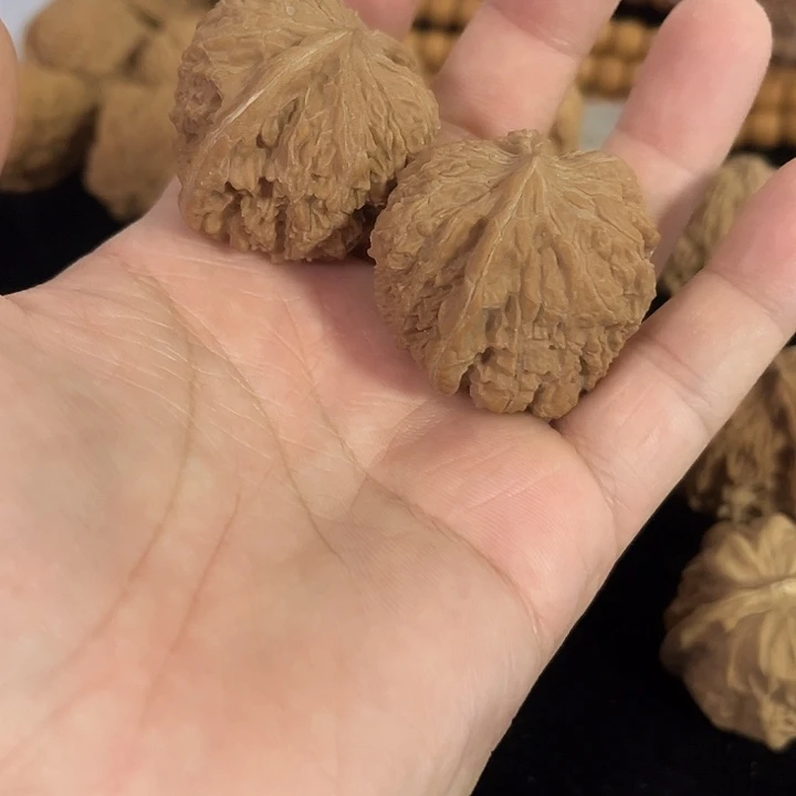 文玩核桃把件36左右微微瑕137狮子头，编号005