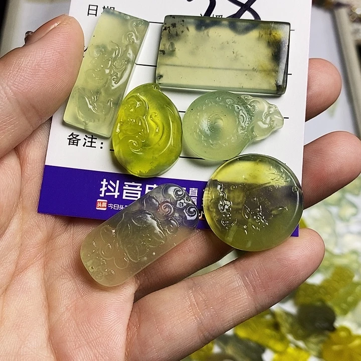 山***阔未镶嵌蛇纹石玉颈饰