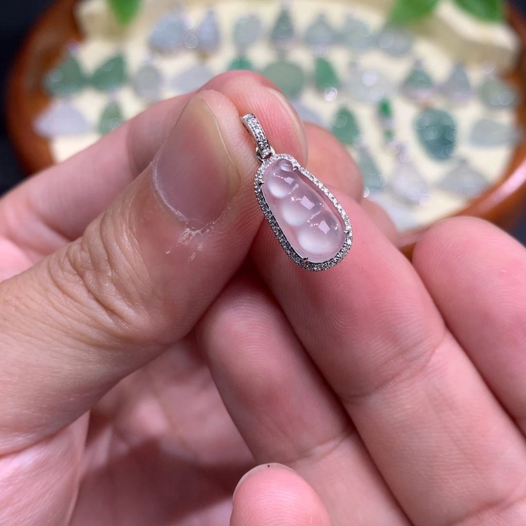 颈饰18K金镶嵌翡翠豆子