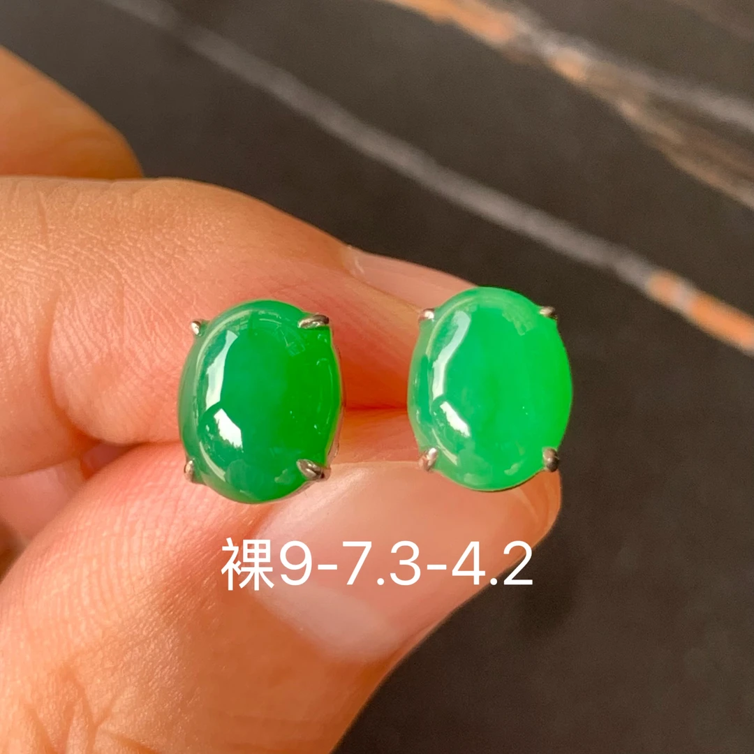 冰绿蛋面天然翡翠耳钉 镶嵌精致 女生配饰 翡翠保真基地