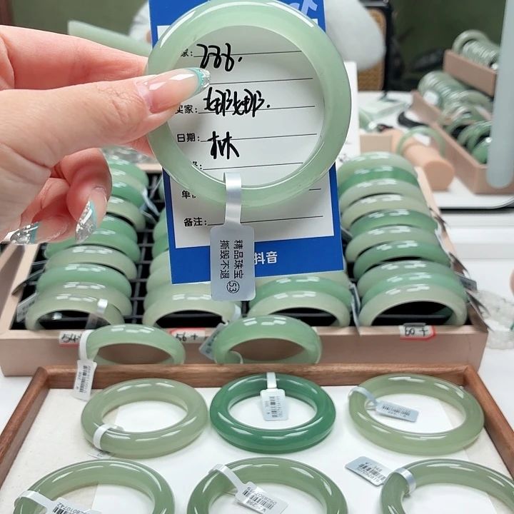 娜***@石英质玉未镶嵌手镯