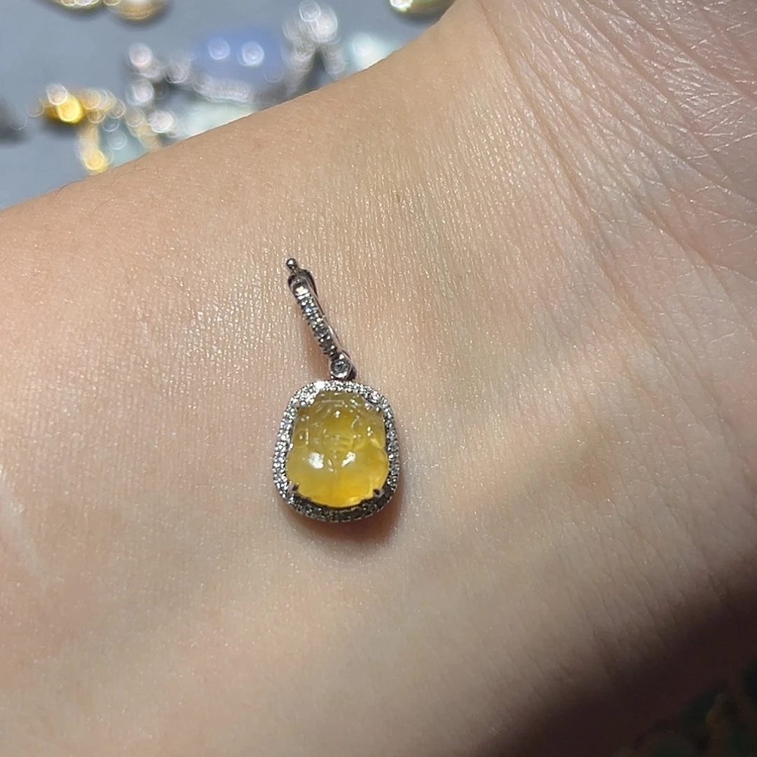 芦***胶翡翠18K金镶嵌颈饰