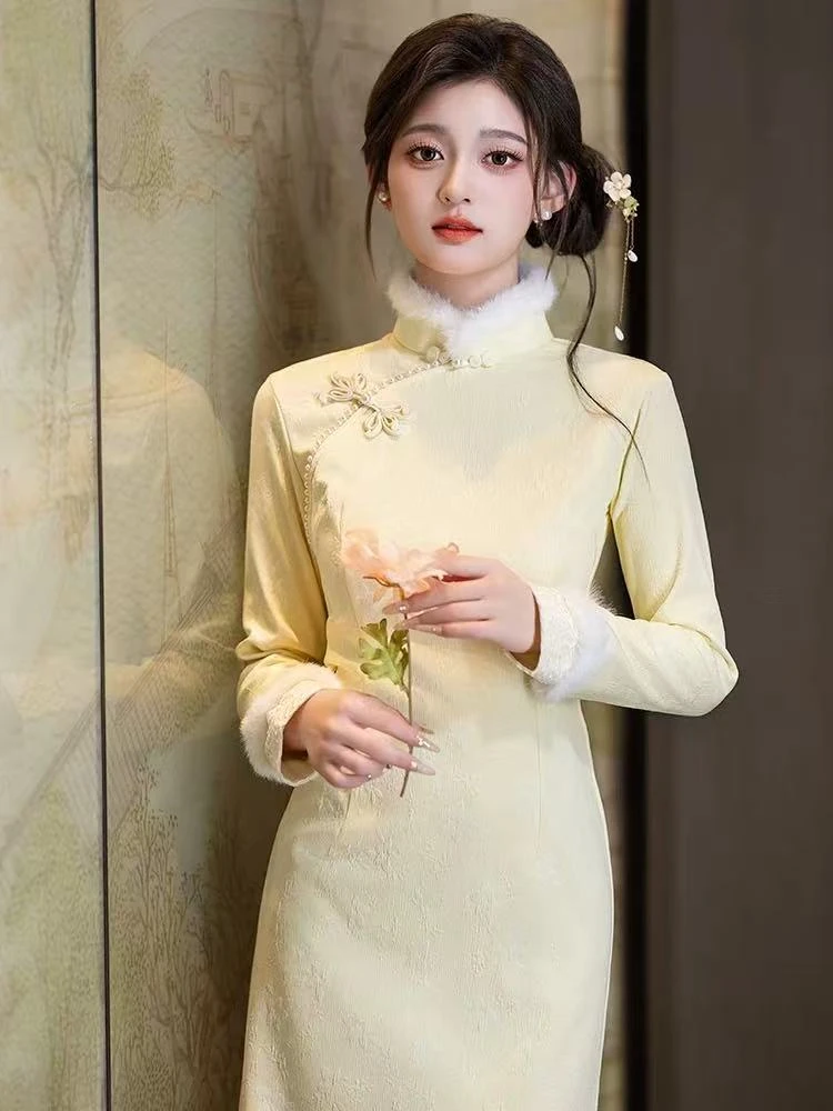 1663 黄色 钉珠 大花扣 压花 旗袍