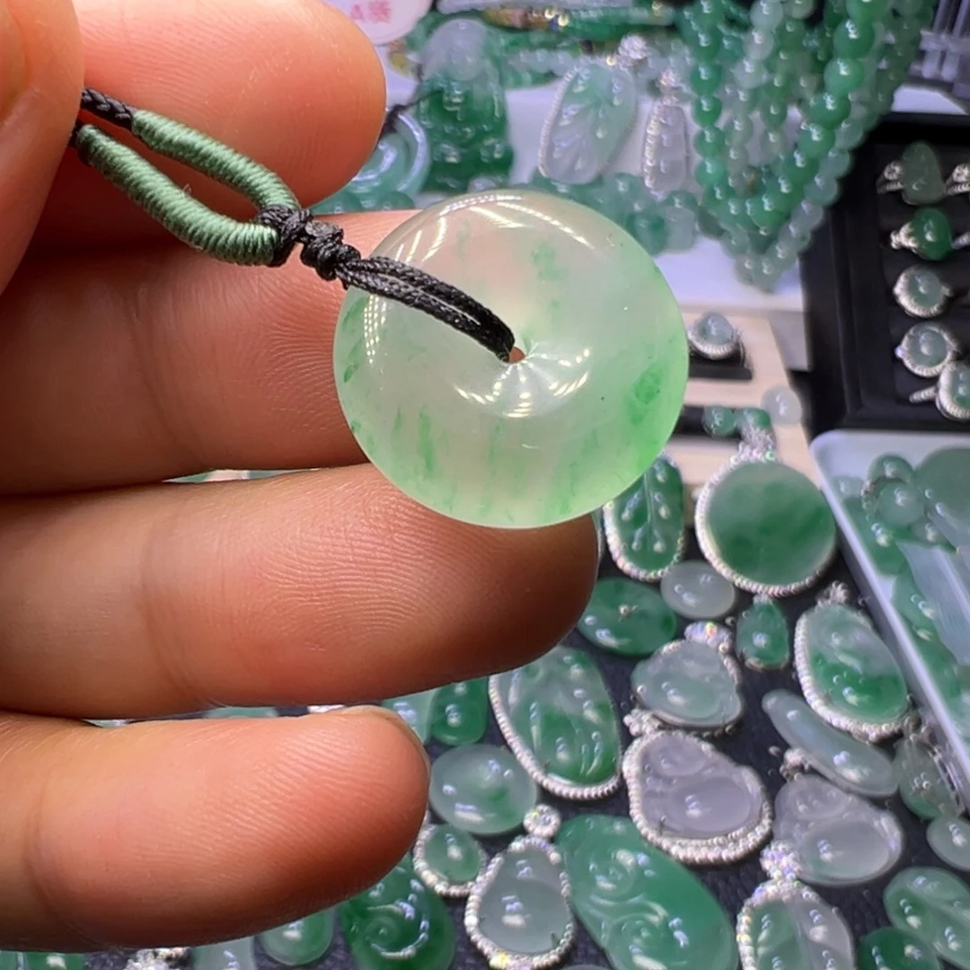 石英质玉（非洲翠）未镶嵌颈饰