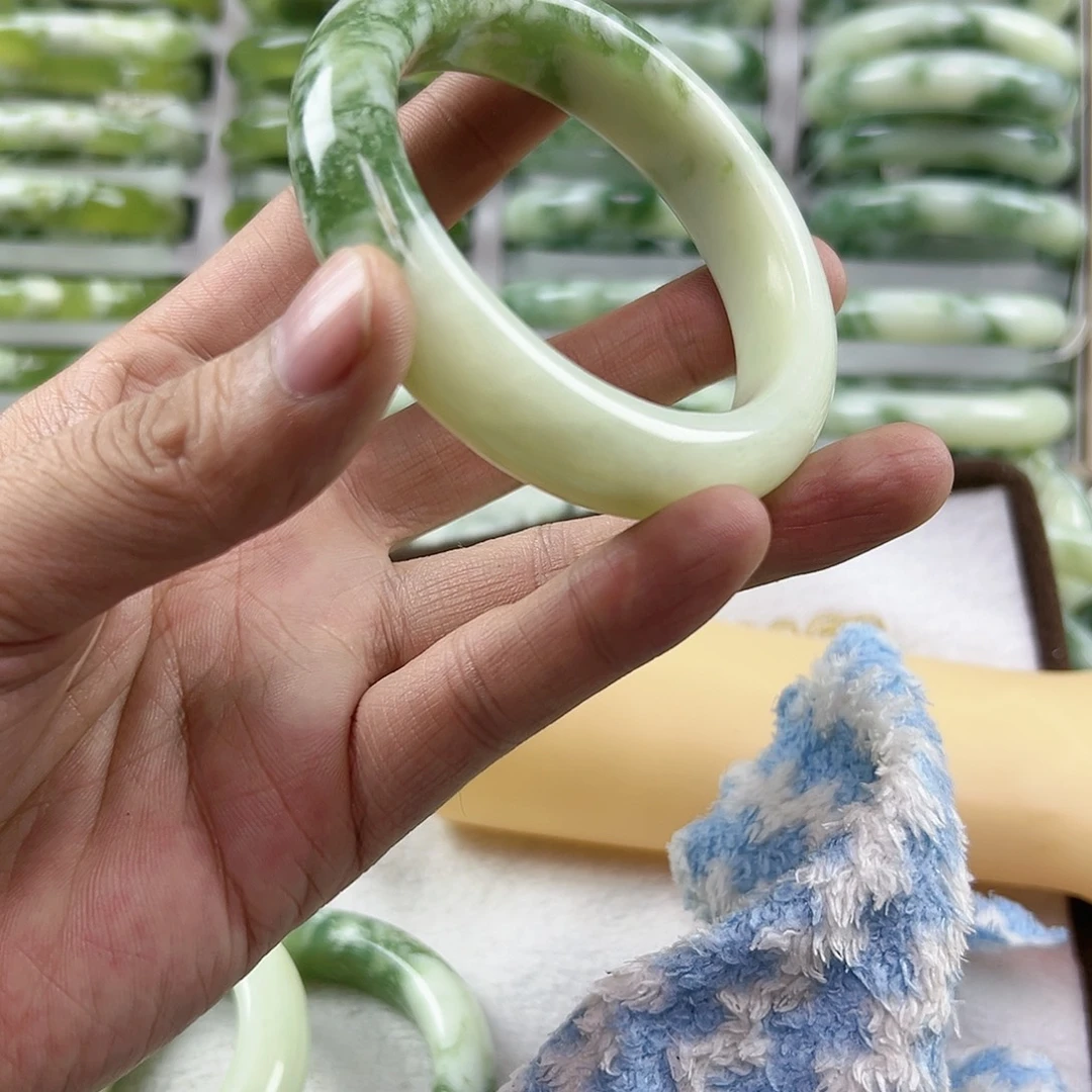 蛇纹石玉未镶嵌手镯